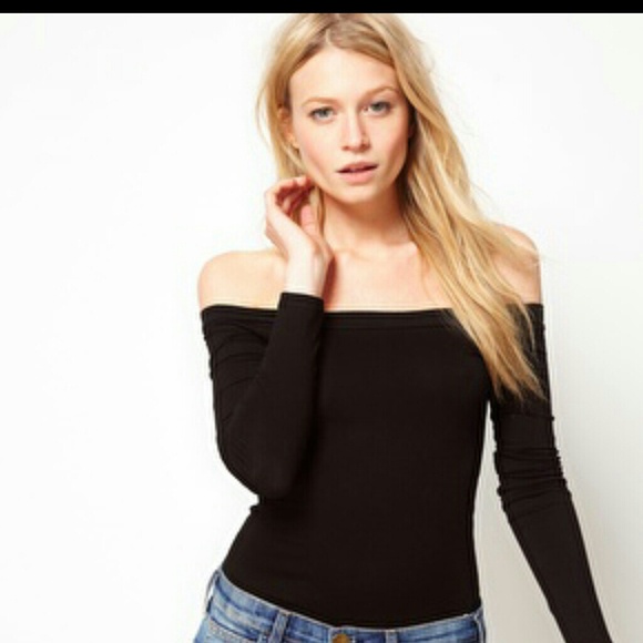 Off shoulder long sleeve