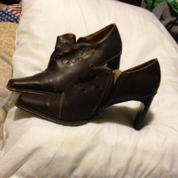 Pointy toe shoes