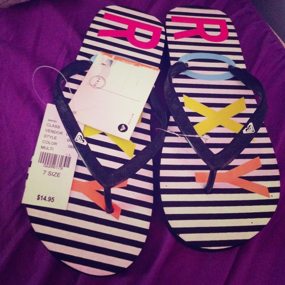NWT!! Roxy flip flops never been worn! Size 7 💗💗