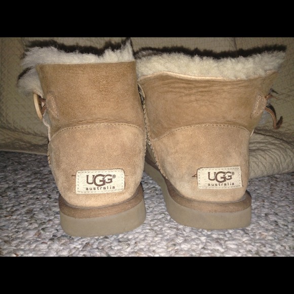 Button on right boot is missing