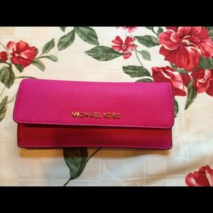 ❤️❤️SOLD❤️❤️Michael Kor Jet Set Travel Flat Wallet
