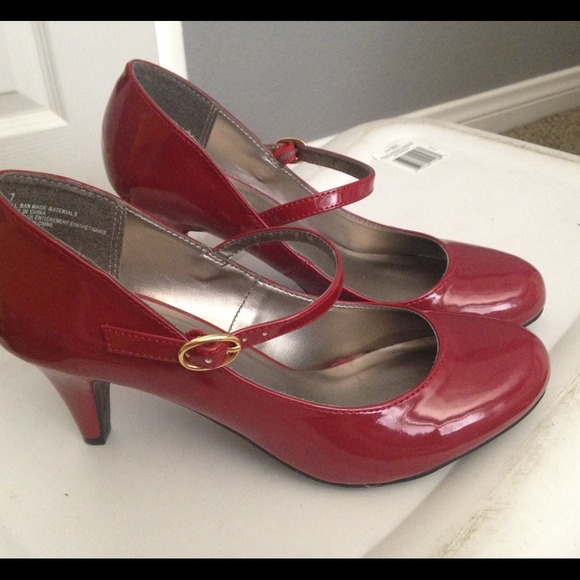 Red pumps