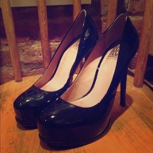 Pour La Victoire black patent pumps