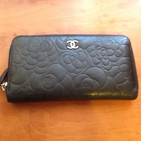 Chanel zipped wallet