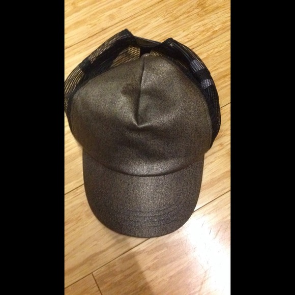 Trucker hat / baseball cap