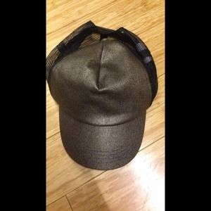 Trucker hat / baseball cap