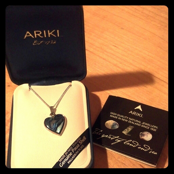 *Necklace* Never been worn still in original box