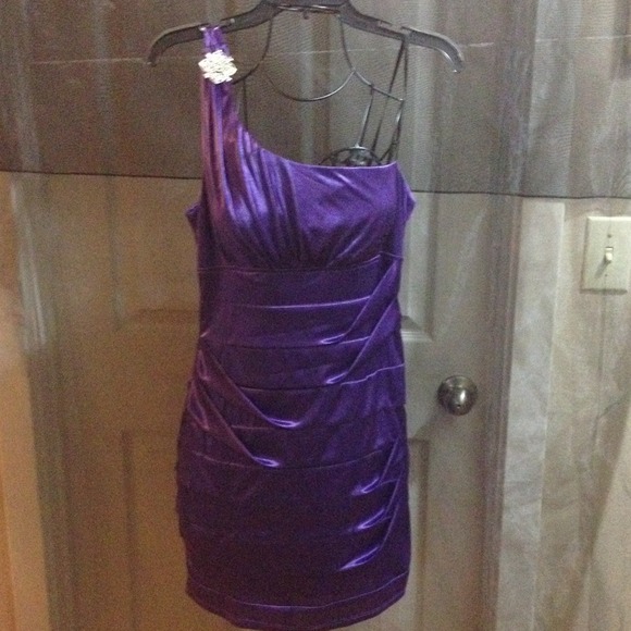 NEW 1-shoulder💜 purple dress💜. $29 off  list $