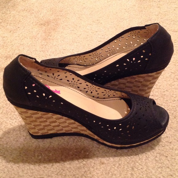 Black peep toe wedge