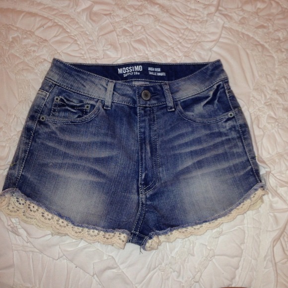 Highrise shorts w/ lace