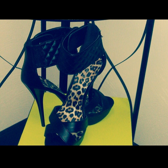 Strap'm round ya ankle??