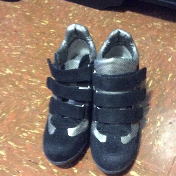 High top Velcro shoes