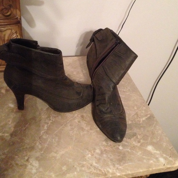 Suede brown ankle boots