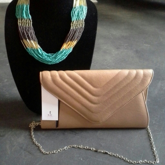 SOLD - NWT Stunning tan clutch