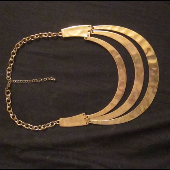 GOLD STATEMENT NECKLACE