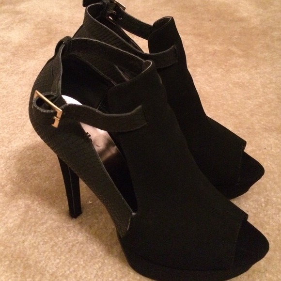 Black pumps