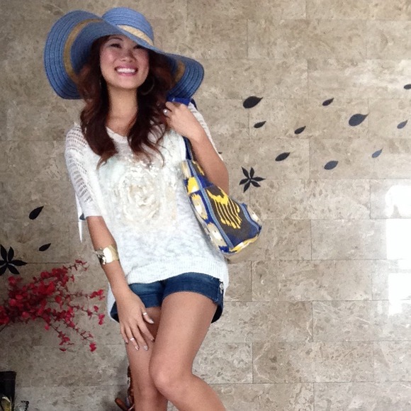 🎉HP🎉 ✨Pretty Cream Boho Crochet Sequin Rose Top✨ - Picture 2 of 4