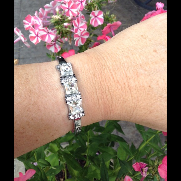 πHOST PICKπSilver Hinged White Gemstone Bracelet - Picture 2 of 4