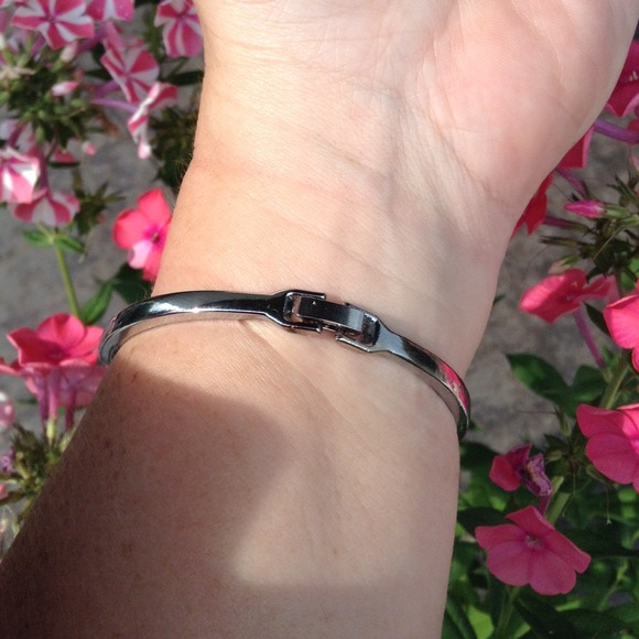 πHOST PICKπSilver Hinged White Gemstone Bracelet - Picture 4 of 4