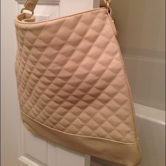 Creme quilted pattern purse