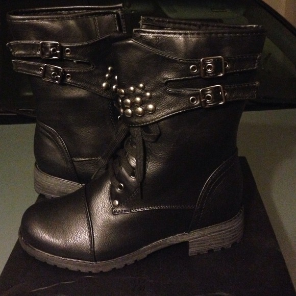 🔥 Brand new, black combat boots!! 🔥