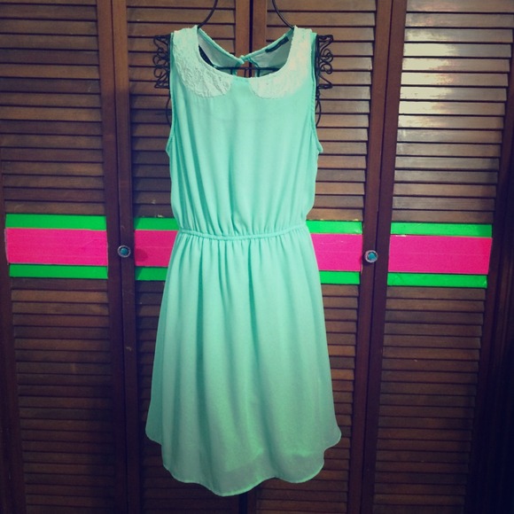 Super cute Peter Pan collared dress.