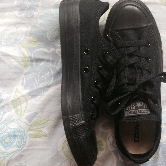 💜HOLDING💜 All Black Converse