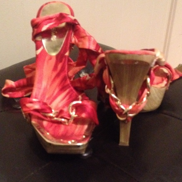 3 inch wooden heel. Red,gold,tan with gold chained - Picture 2 of 4
