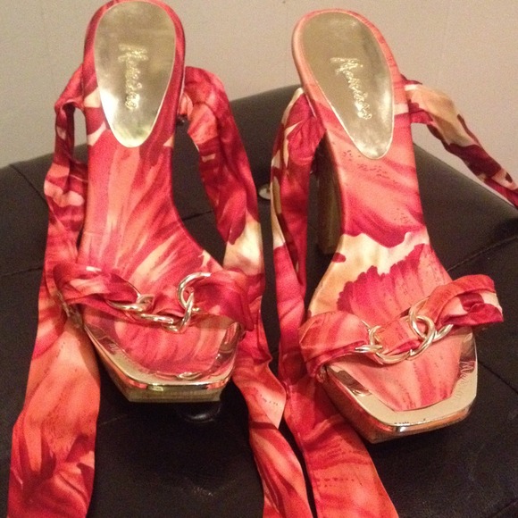 3 inch wooden heel. Red,gold,tan with gold chained - Picture 3 of 4