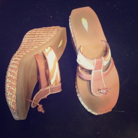 Cushioned wedge flip flops