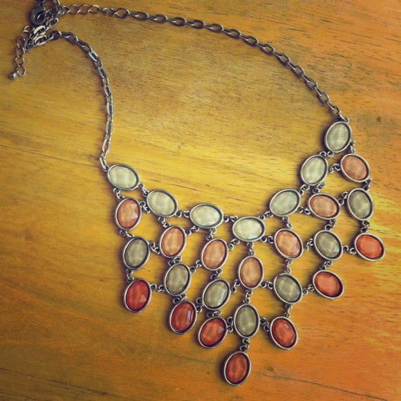 !SOLD!NY&C White and Peach/Pink Statement Necklace