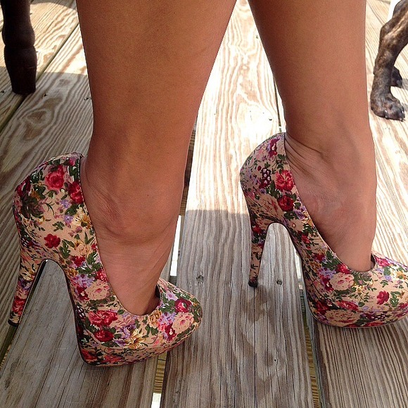 SOLD IN BUNDLE🌟Floral heels - Picture 2 of 4