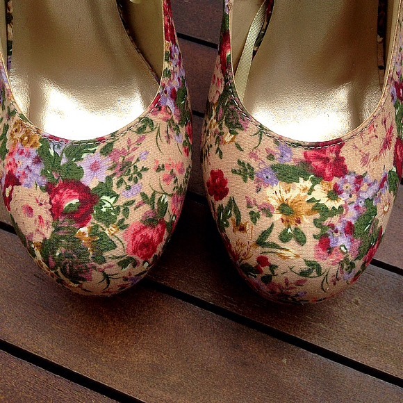 SOLD IN BUNDLE🌟Floral heels - Picture 3 of 4