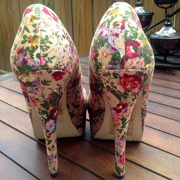 SOLD IN BUNDLE🌟Floral heels - Picture 4 of 4