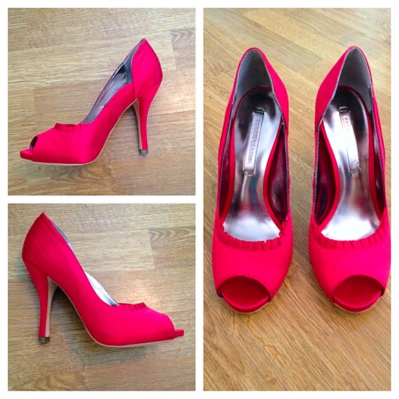Red BCBG satin heels - Picture 2 of 4