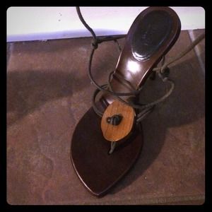 Gucci brown lace around the calf heels 👡