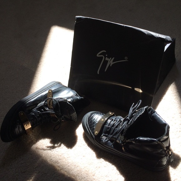 giuseppe zanotti black and gold sneakers