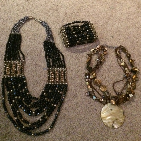 Bracelet/necklace set. Comes with another necklace
