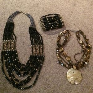 Bracelet/necklace set. Comes with another necklace