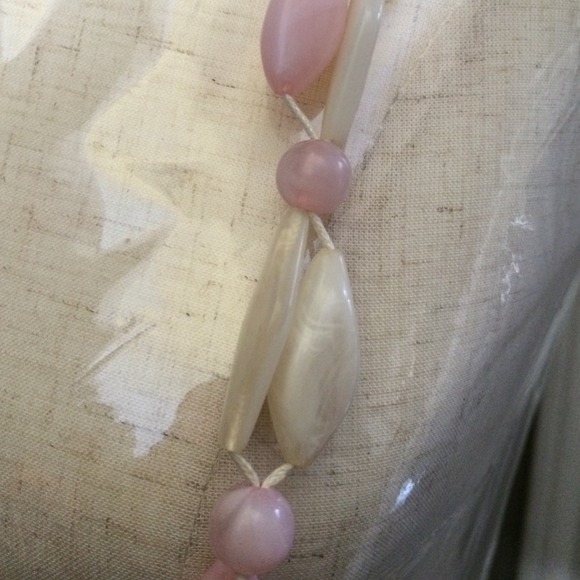 $5! 🚫Must Bundle (3) $5 items to get deal!🚫Pink & White Shell Look Necklace! - Picture 2 of 2