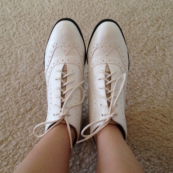 Chelsea Crew Leather Ivory Oxford Ankle boots - Picture 2 of 3
