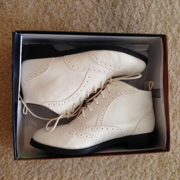Chelsea Crew Leather Ivory Oxford Ankle boots - Picture 3 of 3