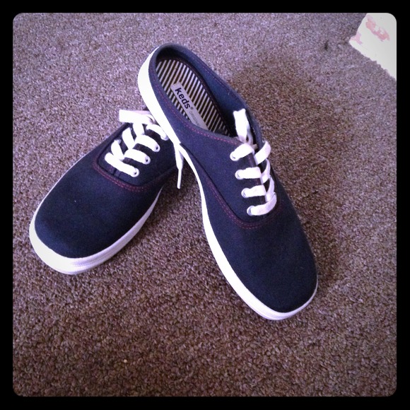 Size 7 in women's pair of keds never been worn