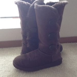 AUTHENTIC! New chocolate bailey button uggs!!!