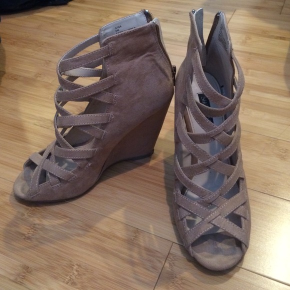 Shoemint 'Gina' strappy wedges in taupe/nude