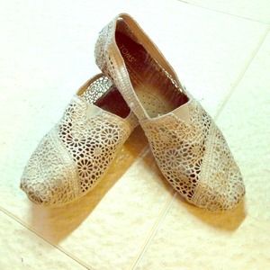 Off white crochet TOMS!