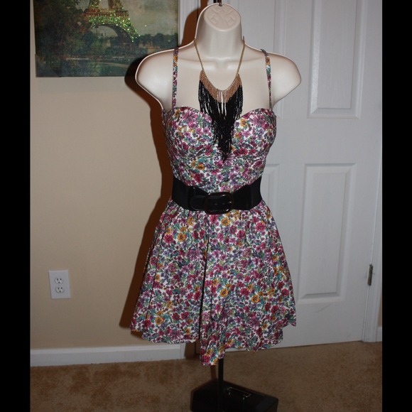 🎀Floral Bustier Dress🎀 - Picture 2 of 4