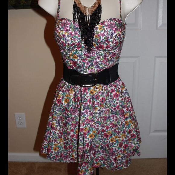 🎀Floral Bustier Dress🎀 - Picture 3 of 4