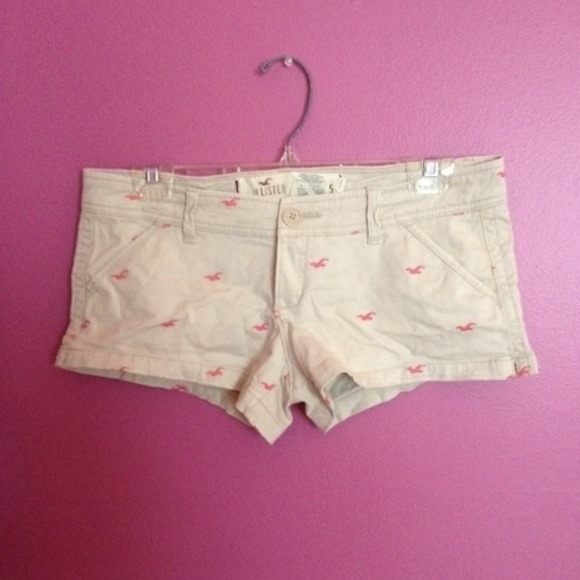 Khaki hollister shorts with pink logo design💕