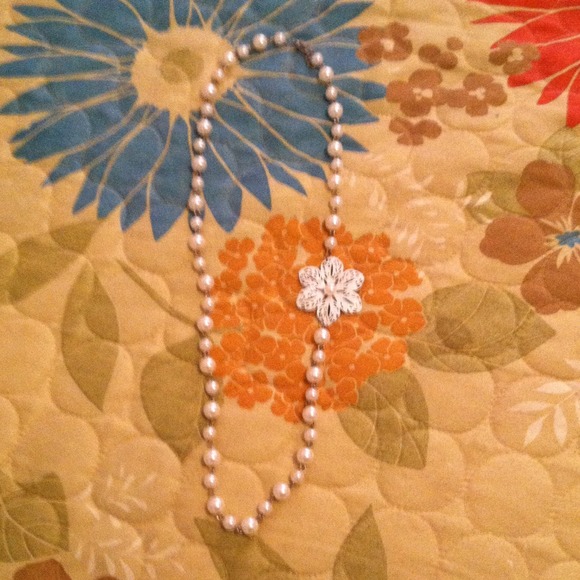 Pearl flower necklace